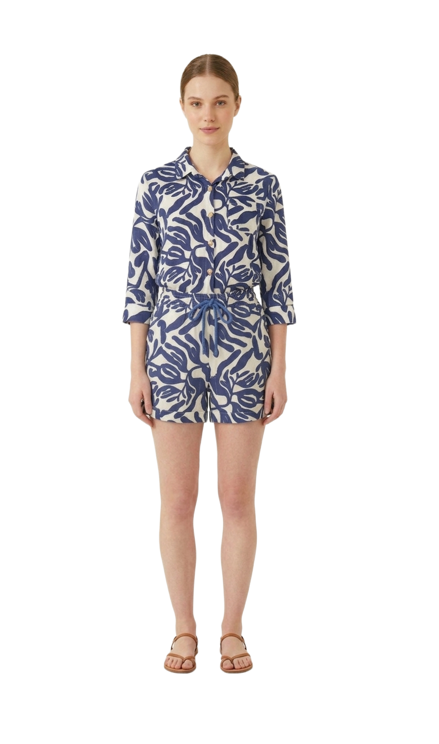 Conjunto estampado abstracto con botones de conchitas