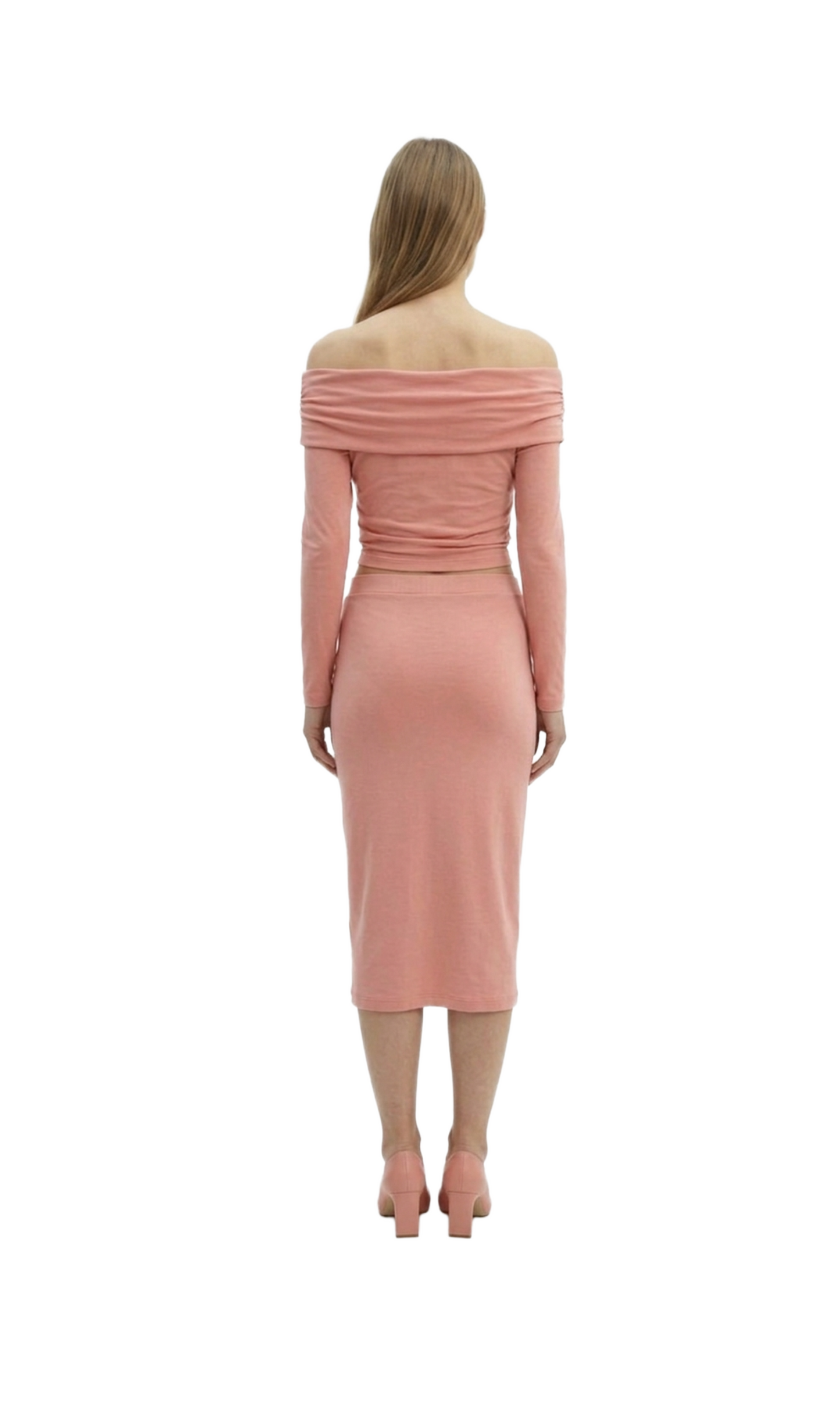 Conjunto rosa de blusa con hombro descubierto y falda larga hasta el tobillo