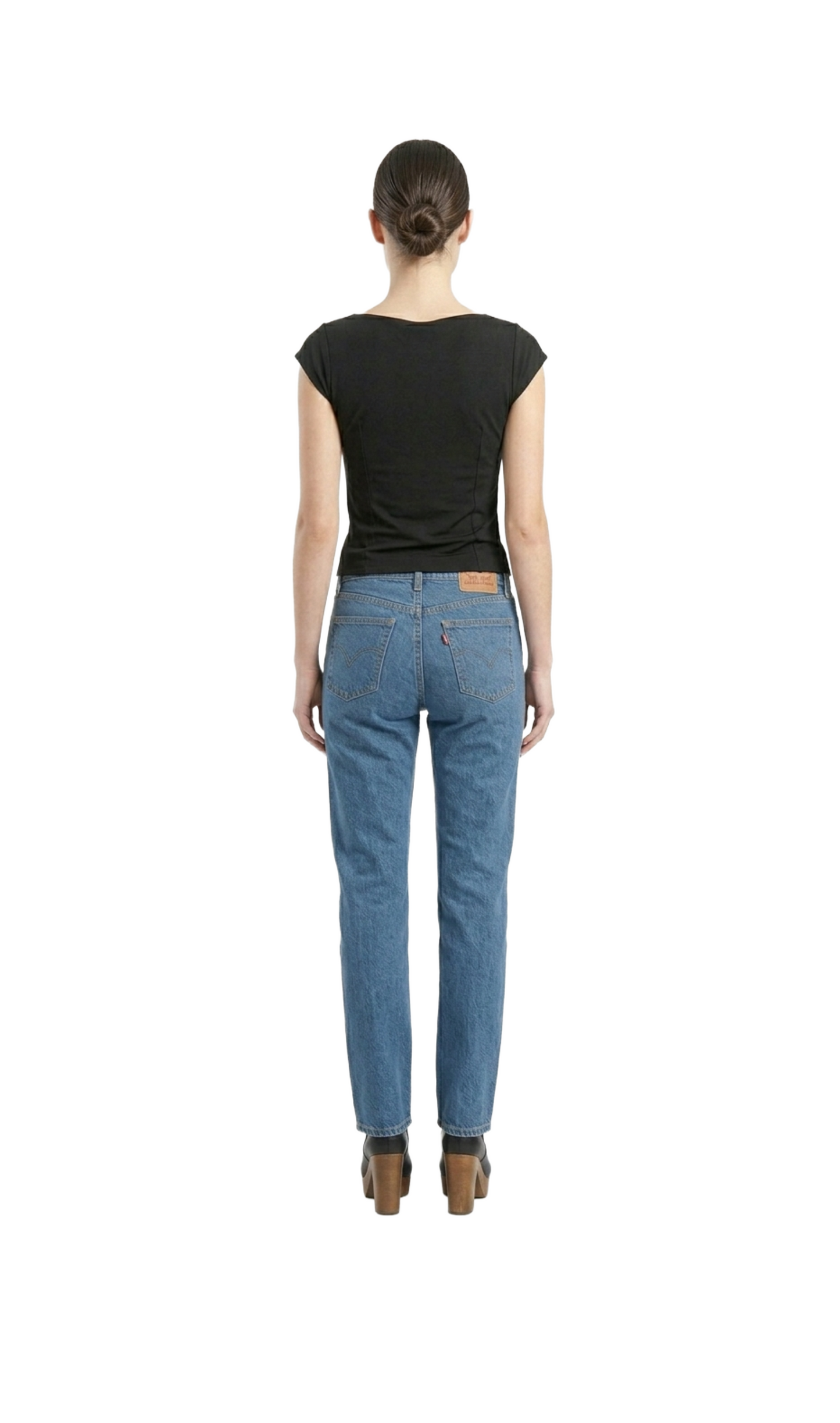 Blusa negra con detalle en hombro de metal, plisado lateral