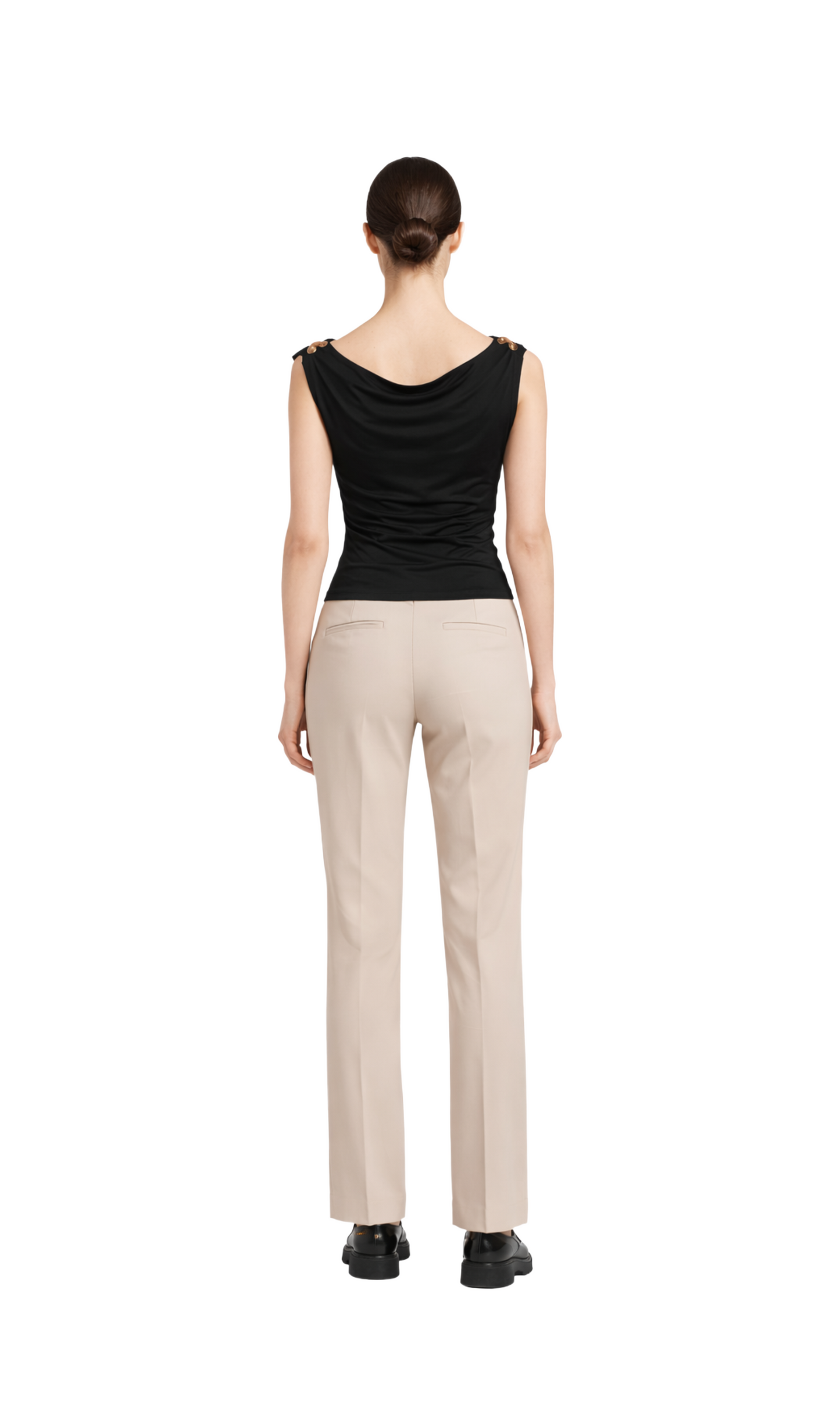 Blusa negra con detalles en hombros de pines metálicos