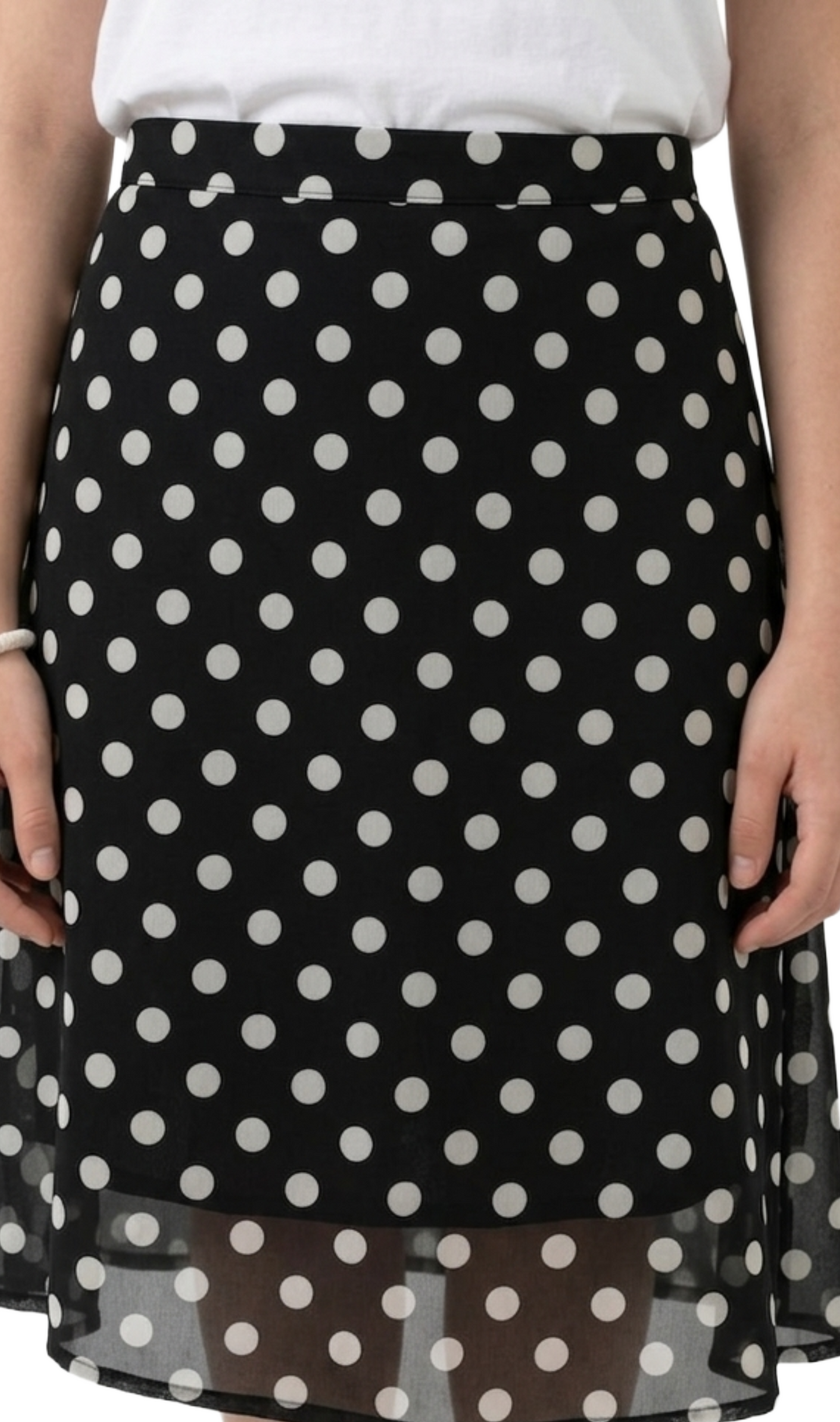 Falda negra con círculos blancos
