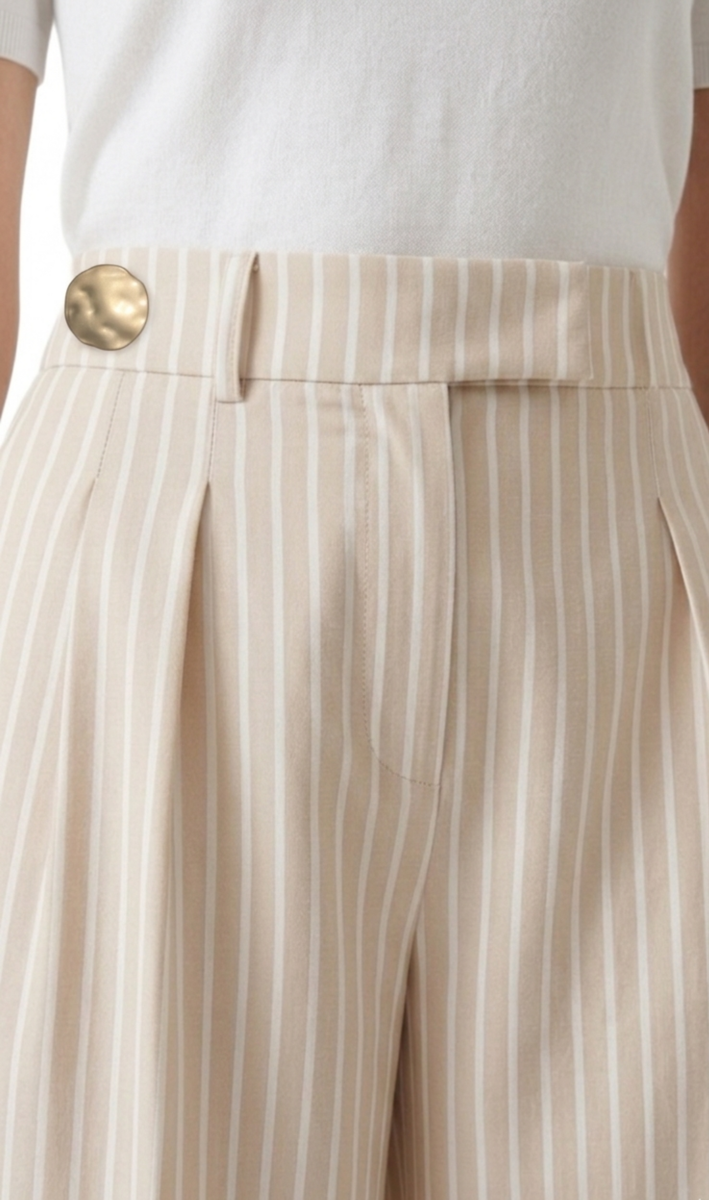 Pantalón beige con rayas blancas con detalle lateral de cinto