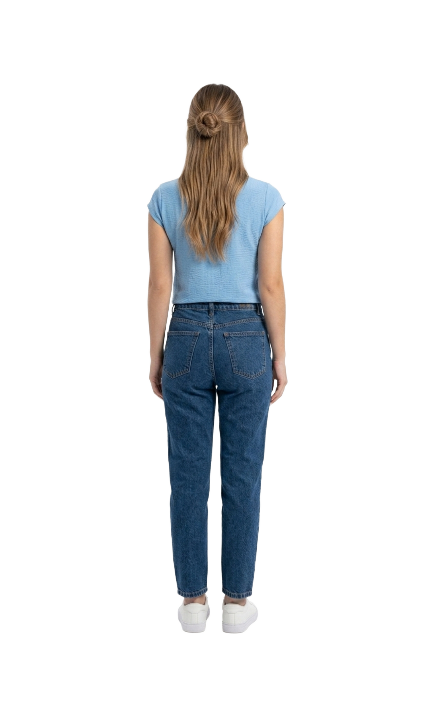 Blusa azul con botón decorativo