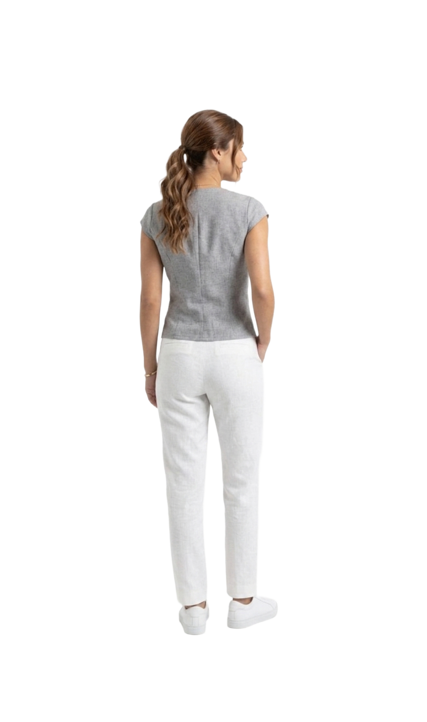 Blusa gris acanalada con prendedores decorativos