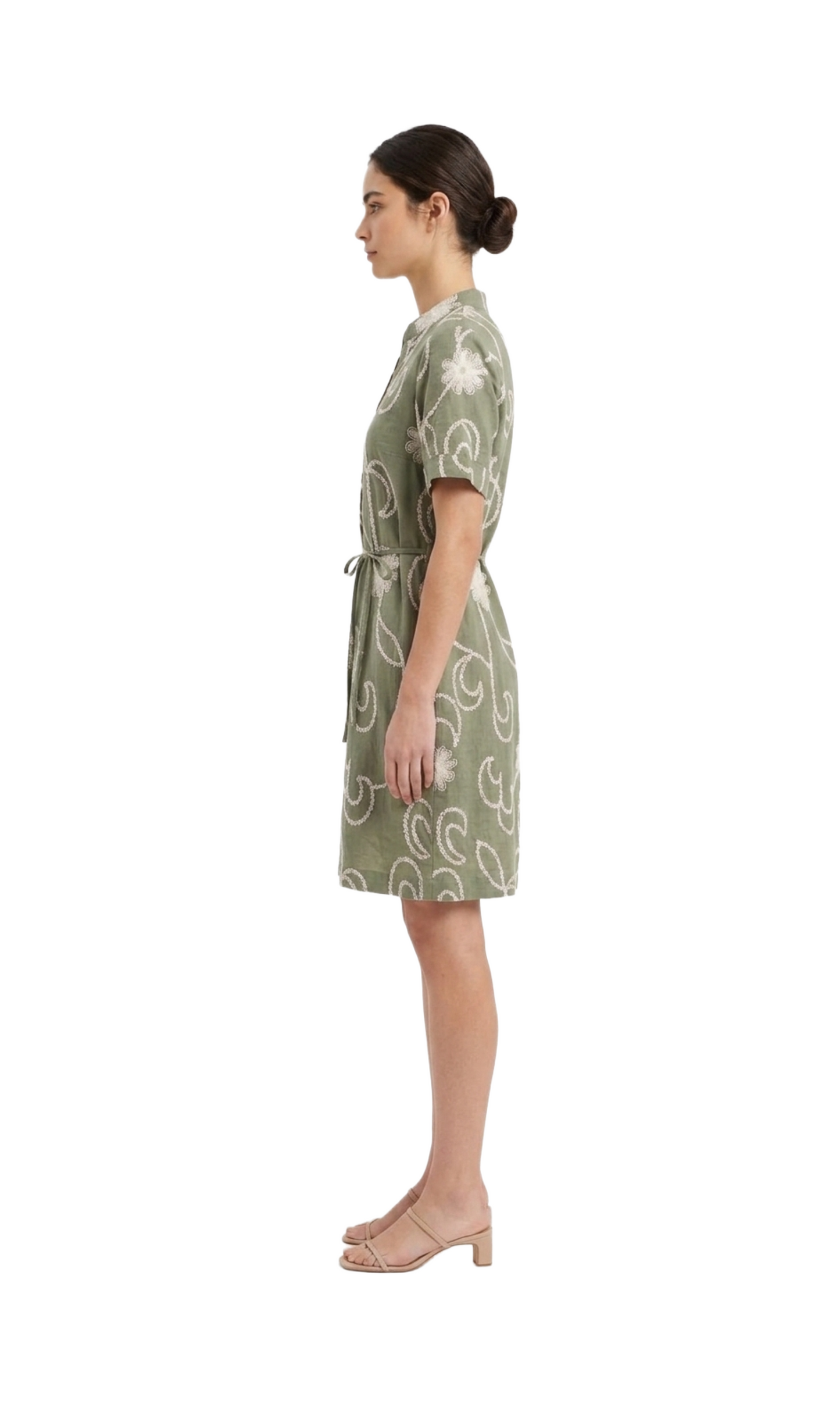 Vestido verde con costuras decorativas y amarre en cintura