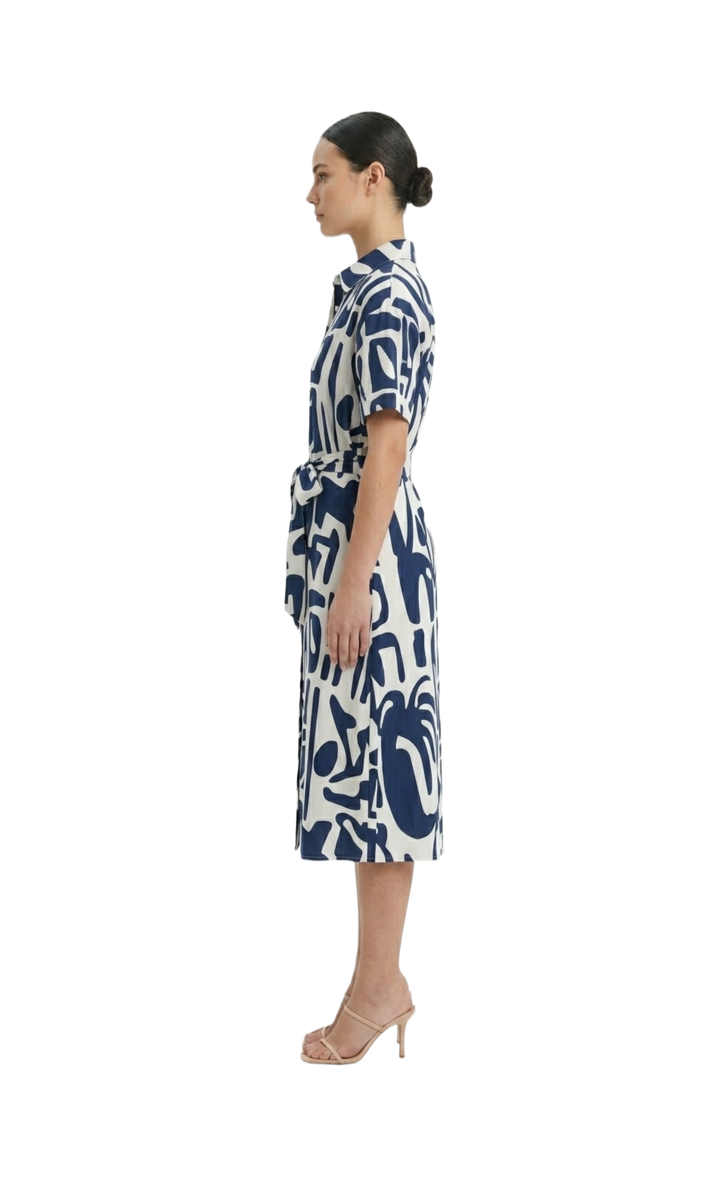 Vestido beige con estampado azul abotonado