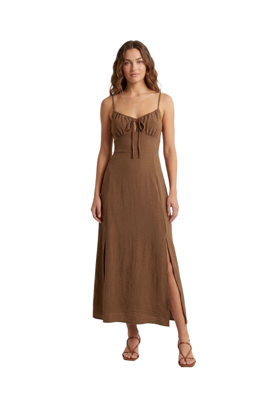 Vestido cafe de tirantes con amarre en pecho y aberturas en piernas