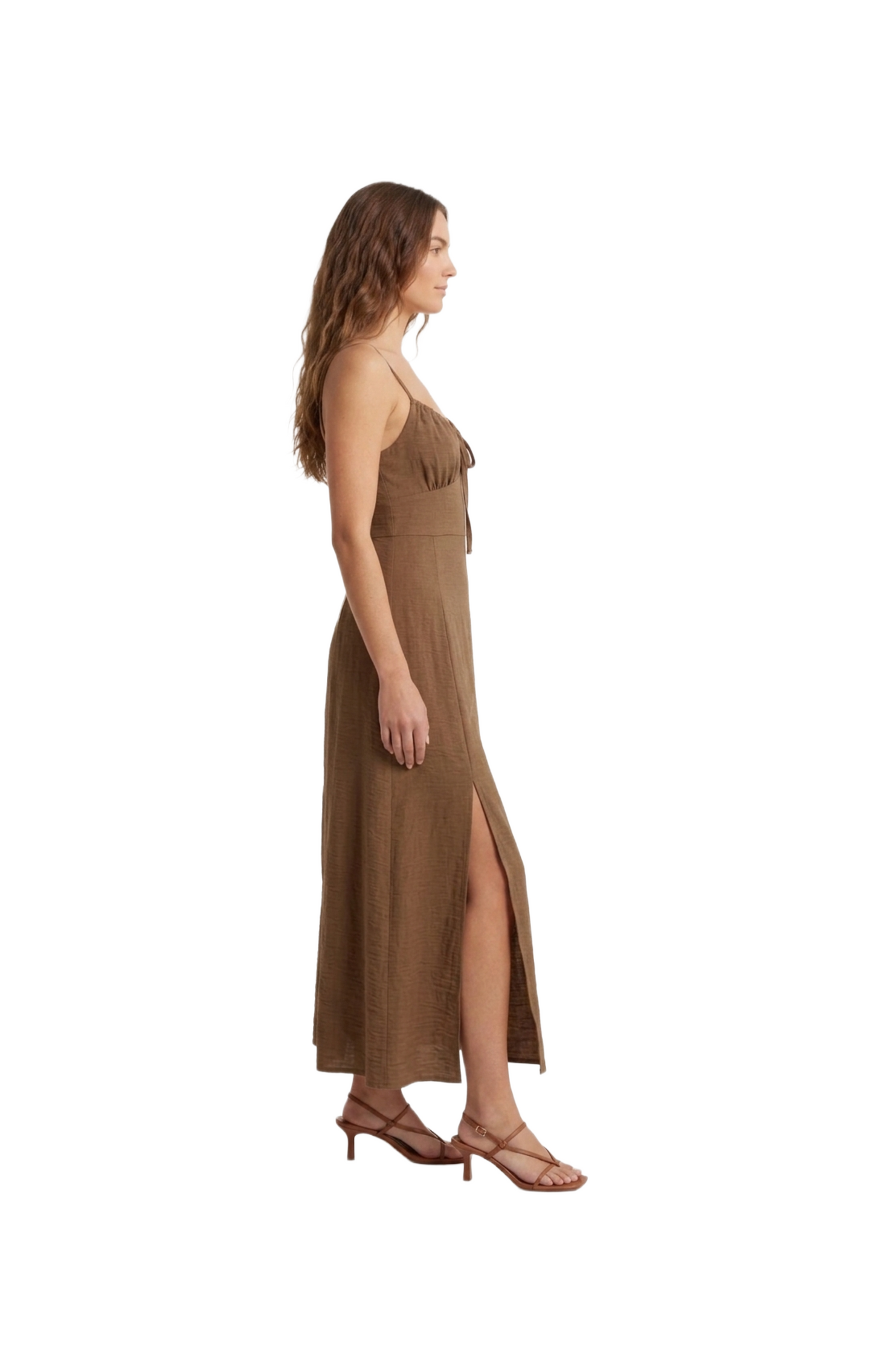 Vestido cafe de tirantes con amarre en pecho y aberturas en piernas
