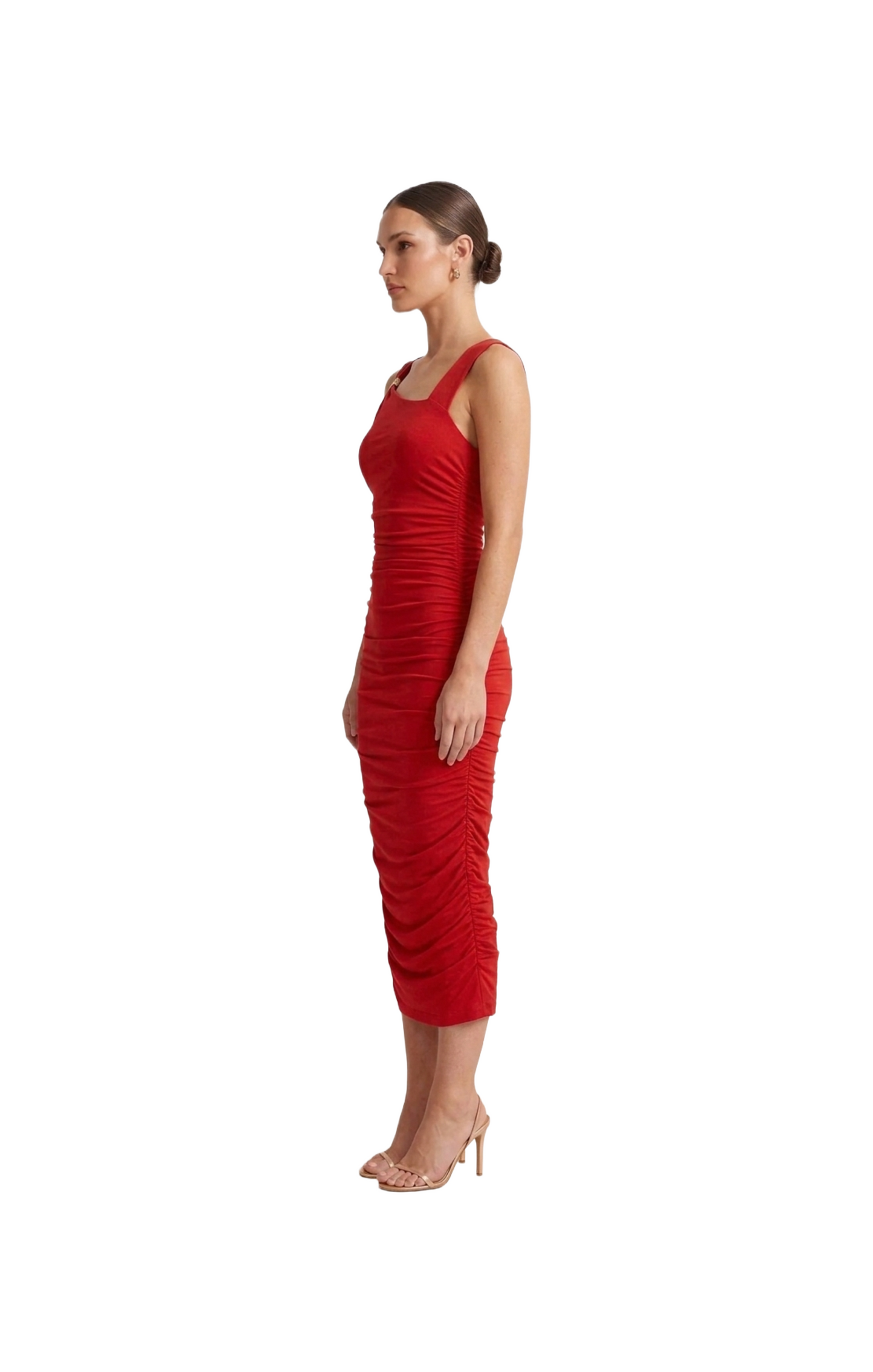 Vestido rojo largo con un metal en un hombro
