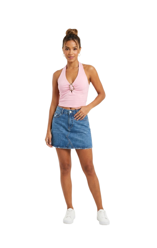 Blusa rosa estilo halter con detalle metalico en pecho
