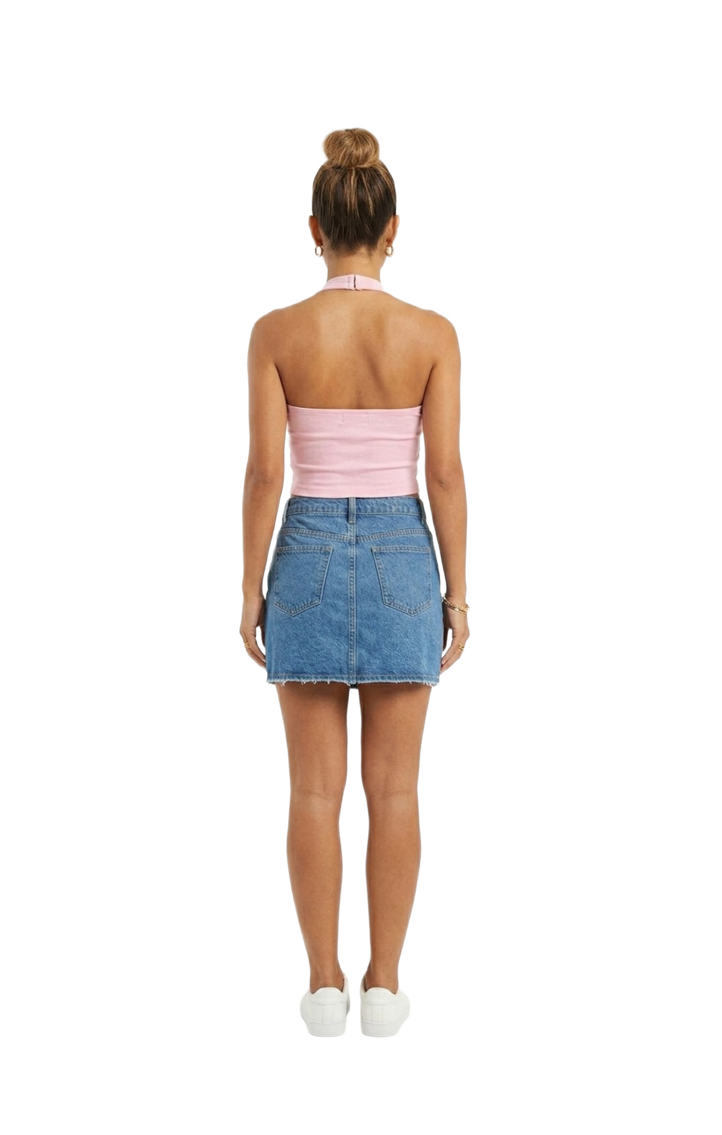 Blusa rosa estilo halter con detalle metalico en pecho