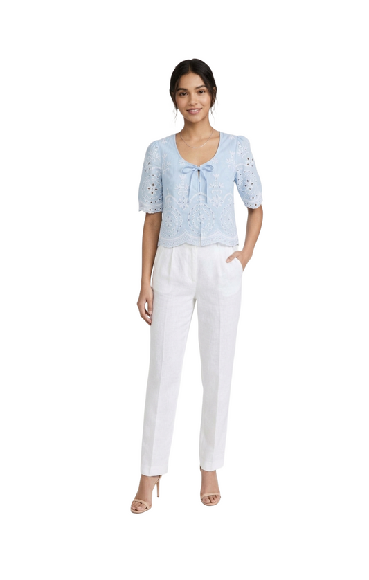 Blusa azul con bordado de flores abotonada