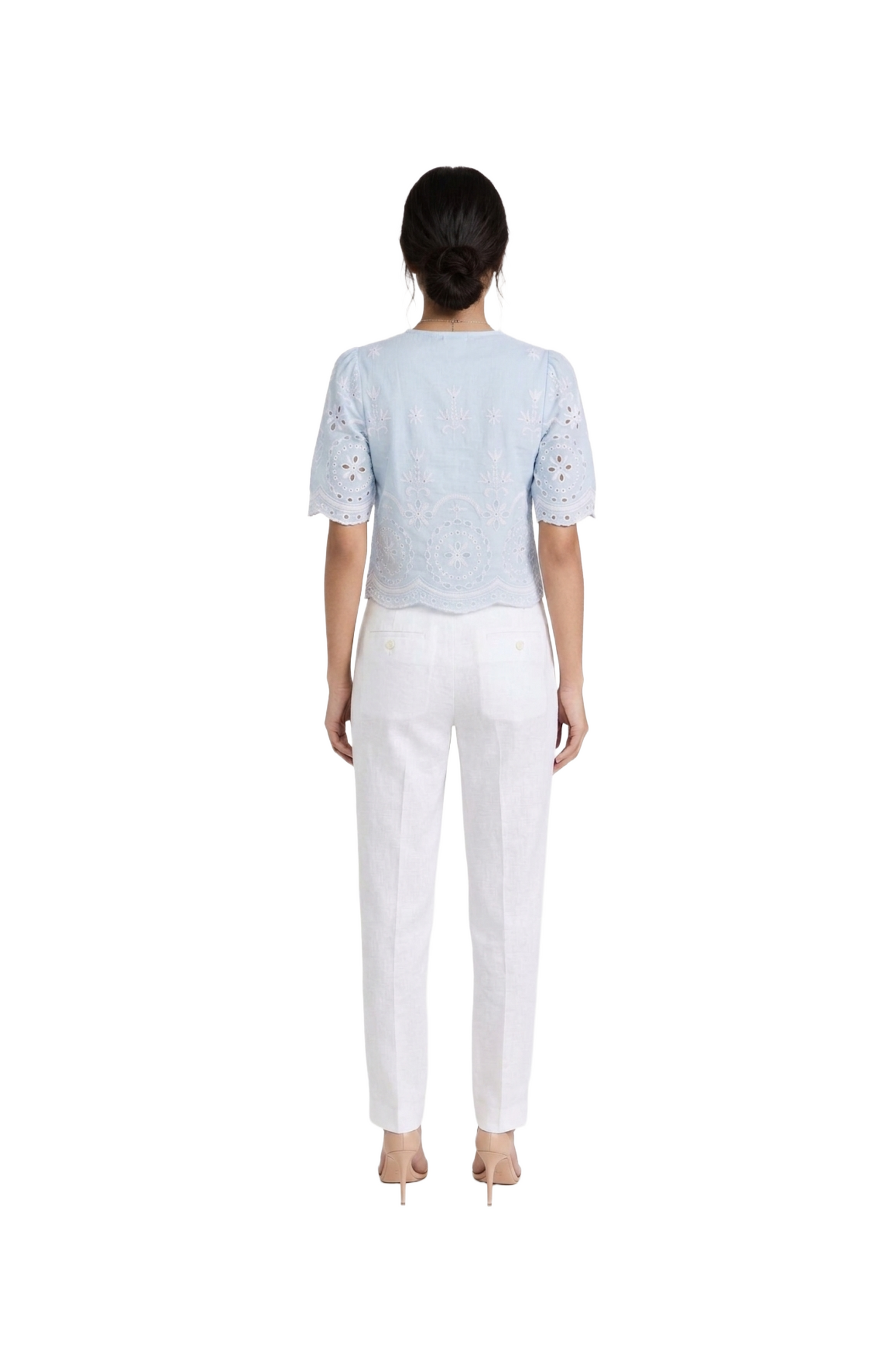 Blusa azul con bordado de flores abotonada