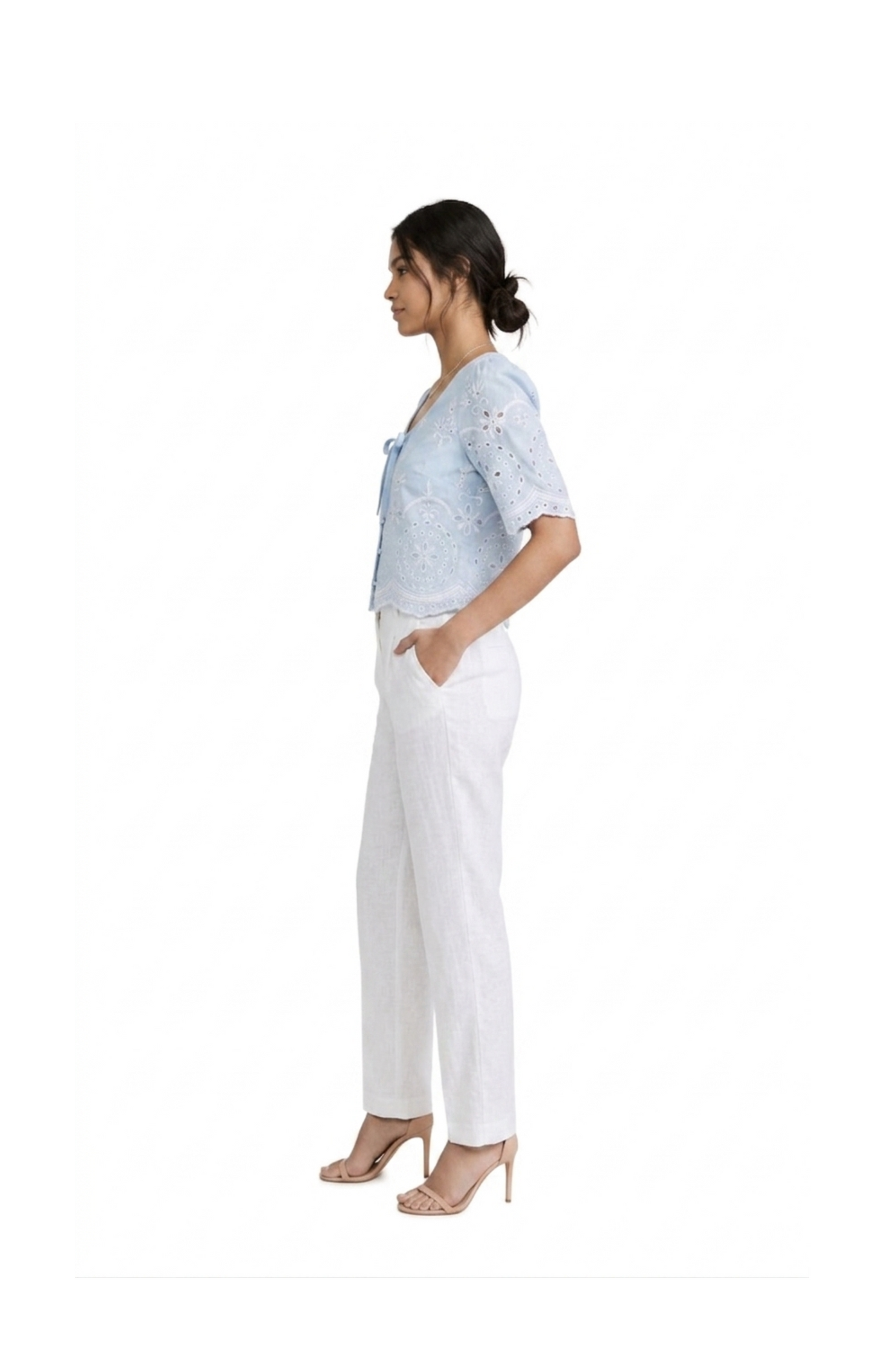 Blusa azul con bordado de flores abotonada