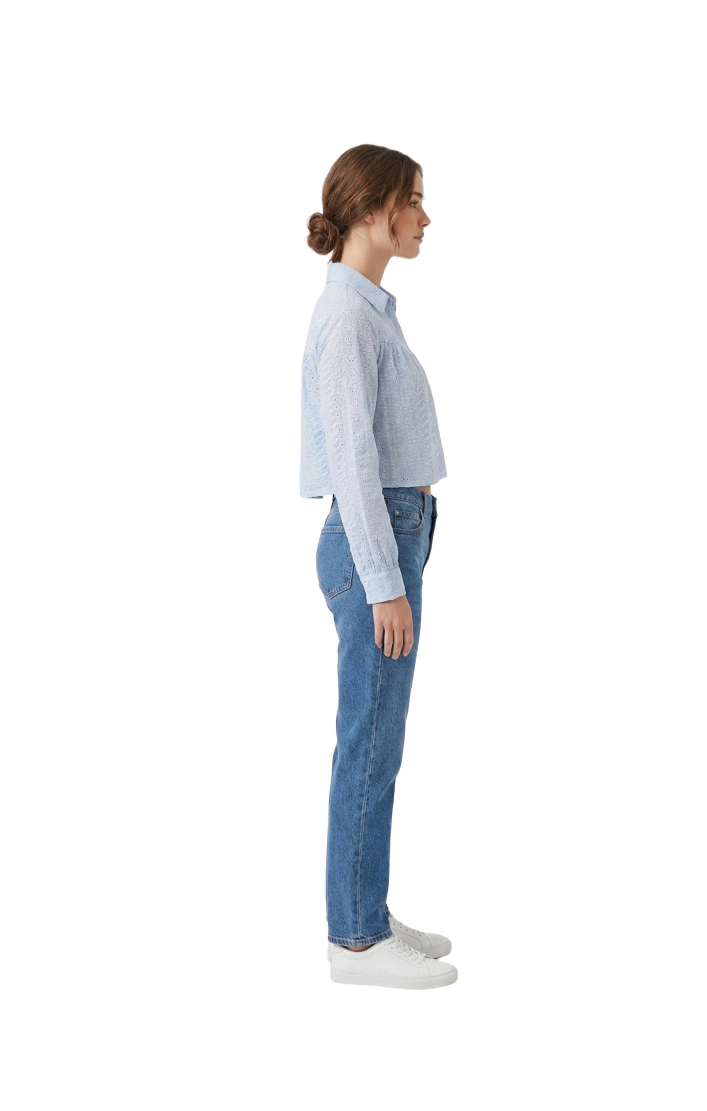 Blusa azul abotonada con perforaciones y bordados decorativos