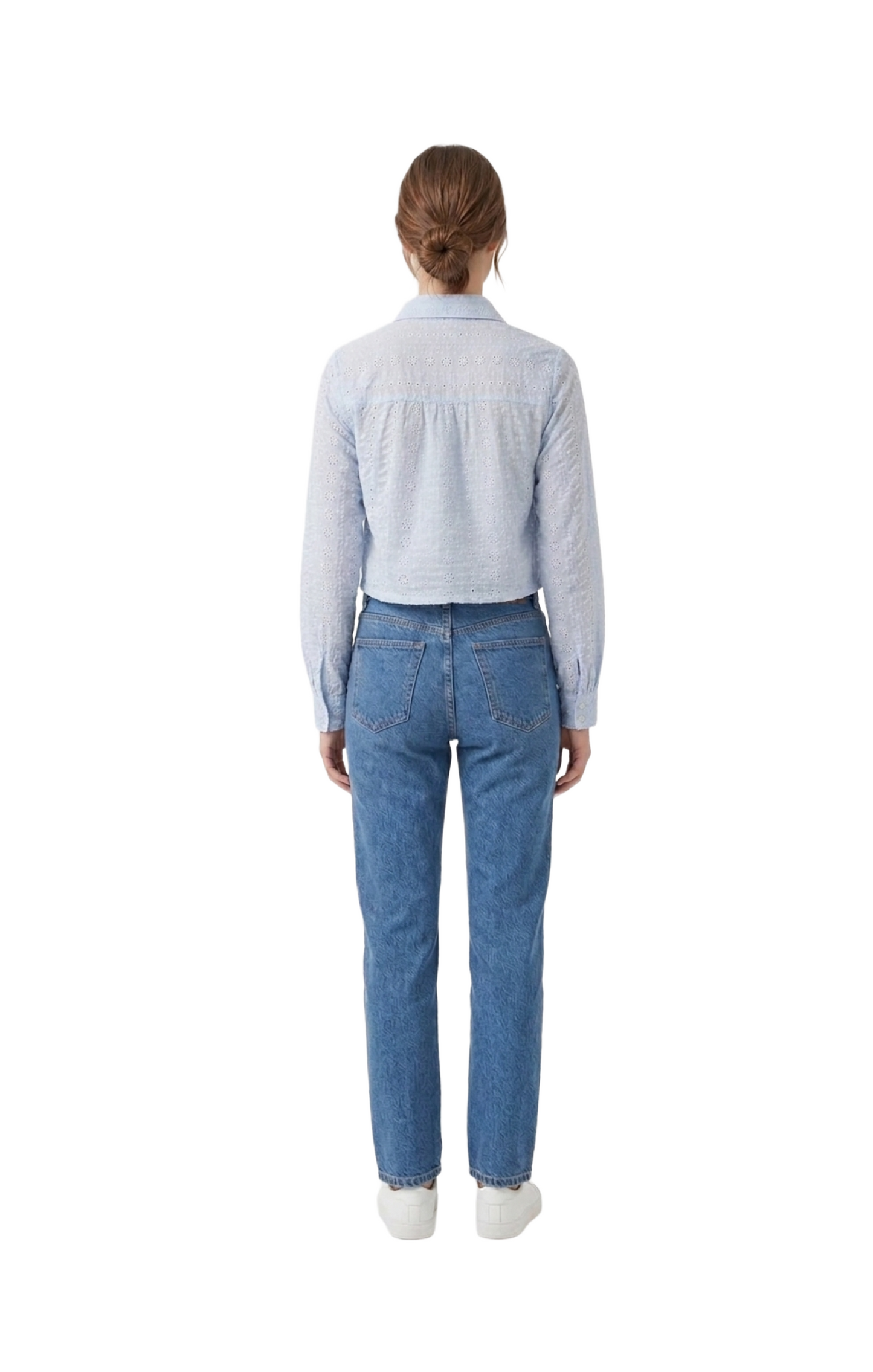 Blusa azul abotonada con perforaciones y bordados decorativos