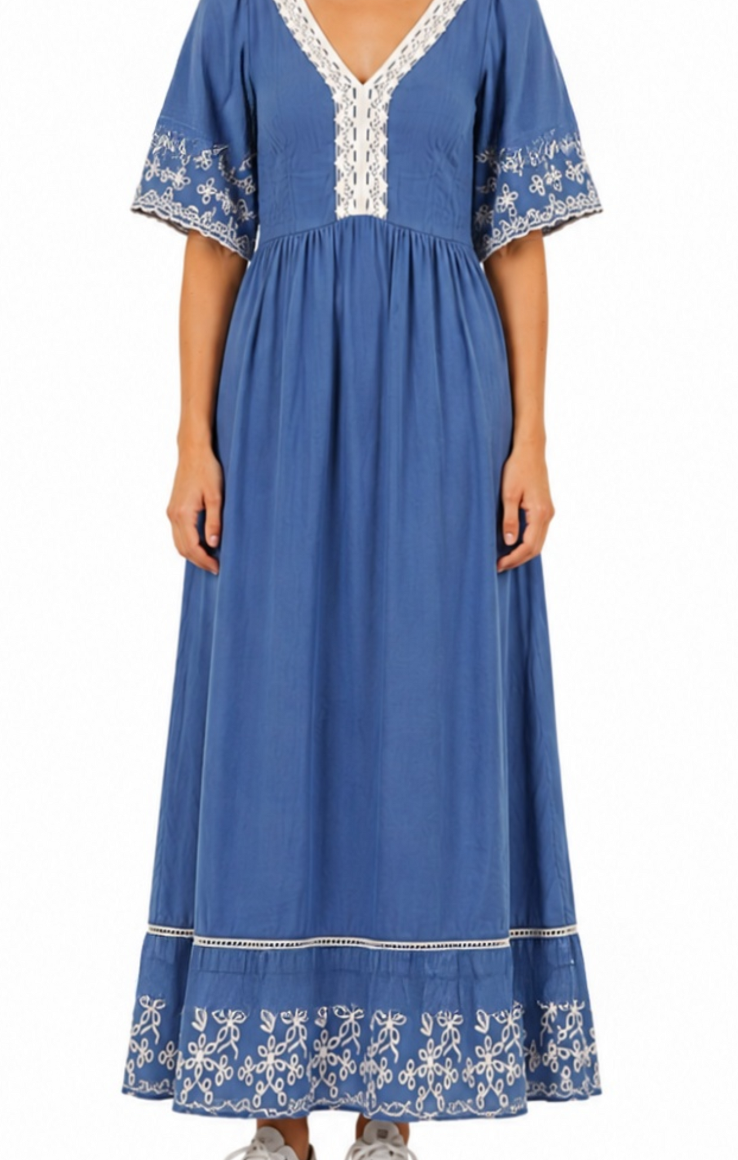 Vestido azul con bordado decorativo estilo indue