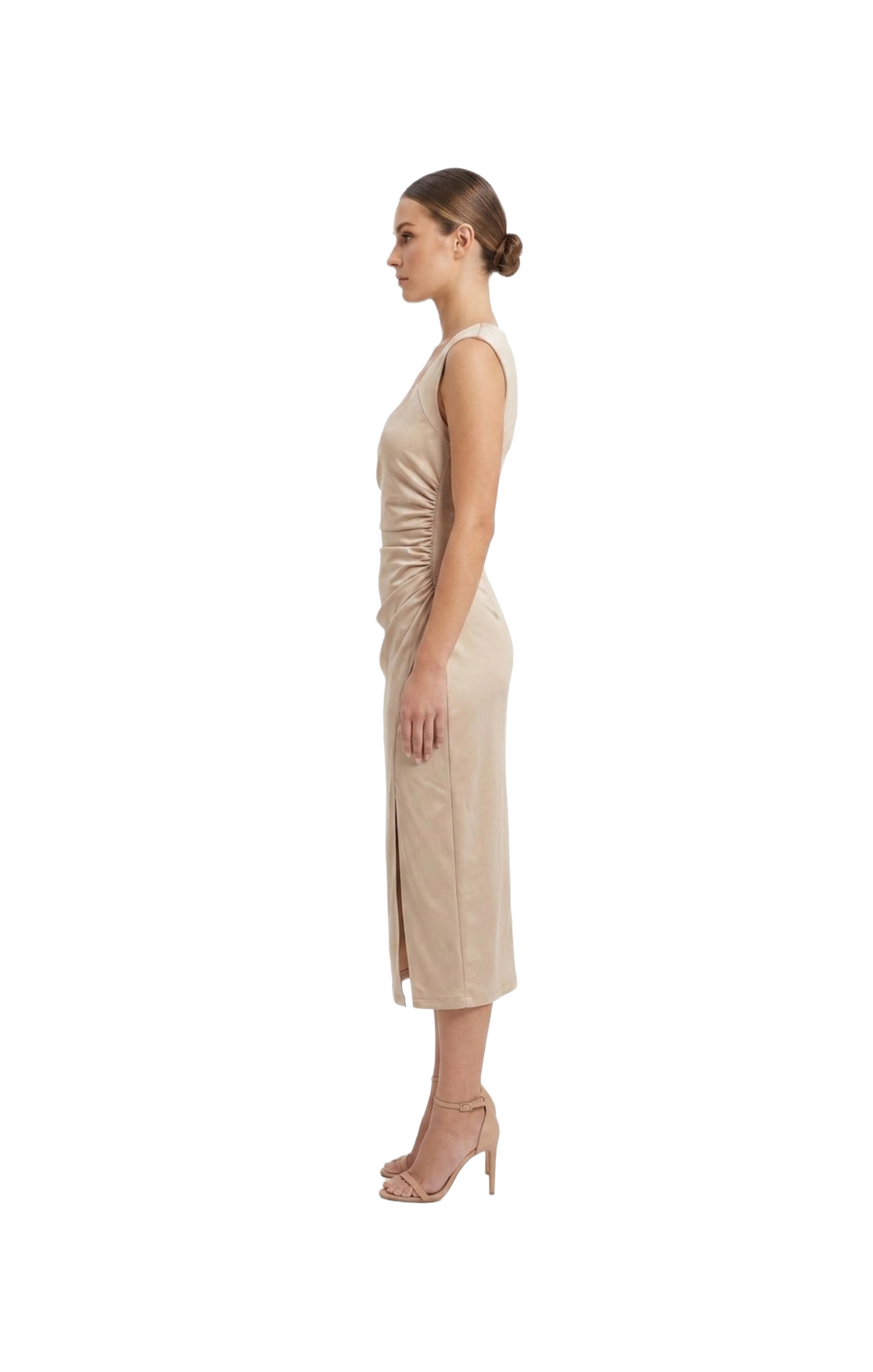 Vestido beige con escote profundo en V entallado largo