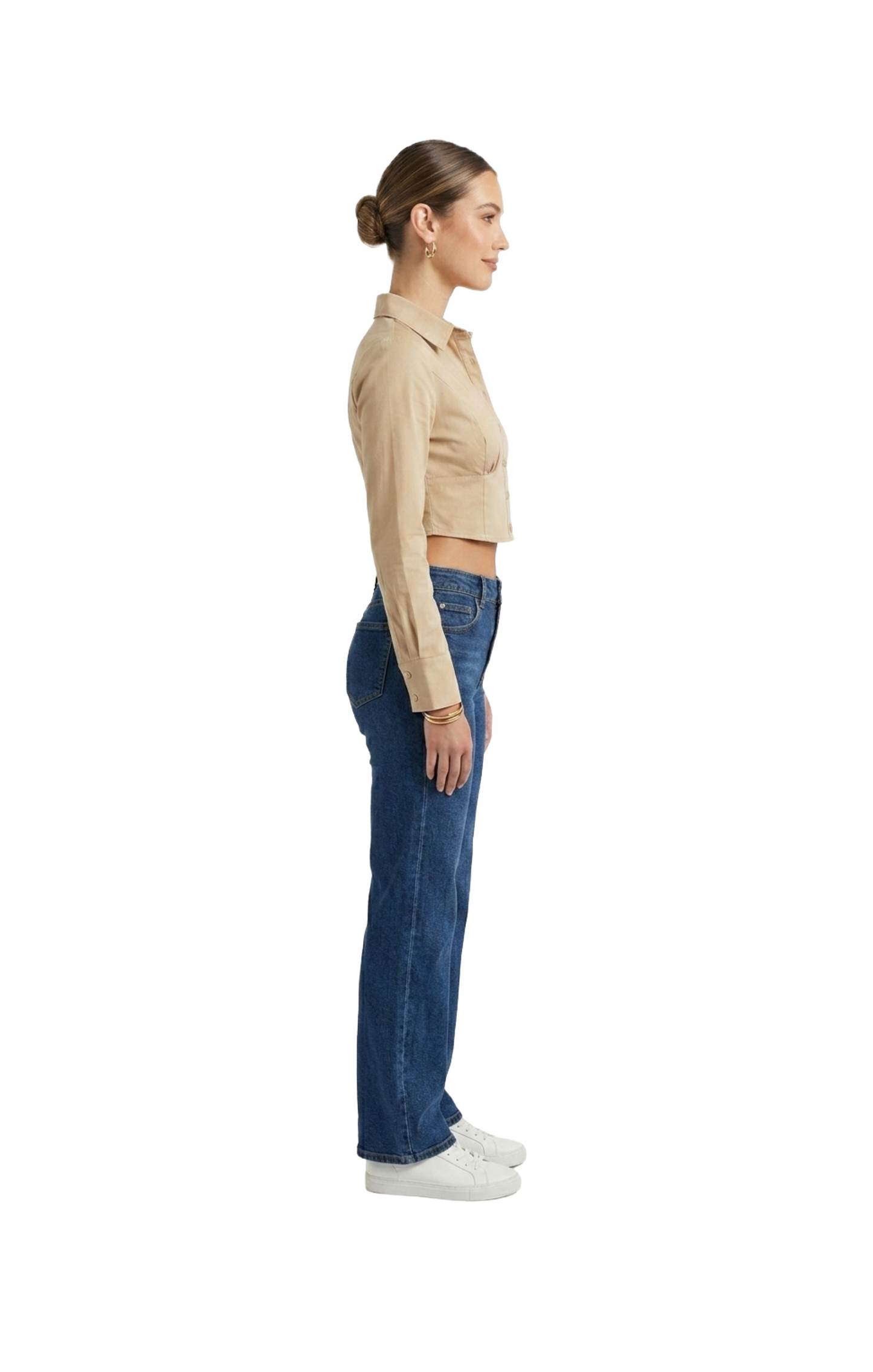 Crop top beige abotonado con plisado en pecho