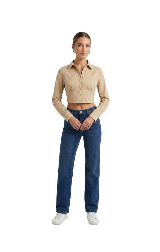 Crop top beige abotonado con plisado en pecho
