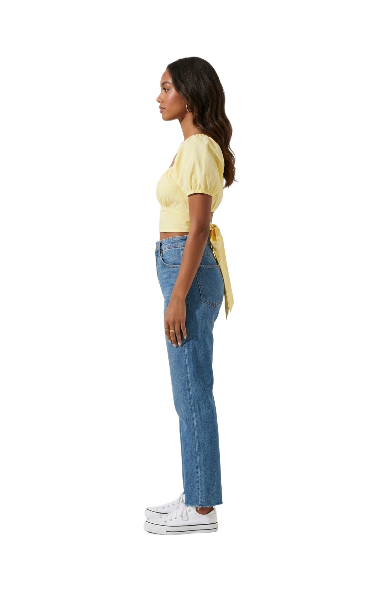 Crop top amarillo tipo campesino con amarre en cintura