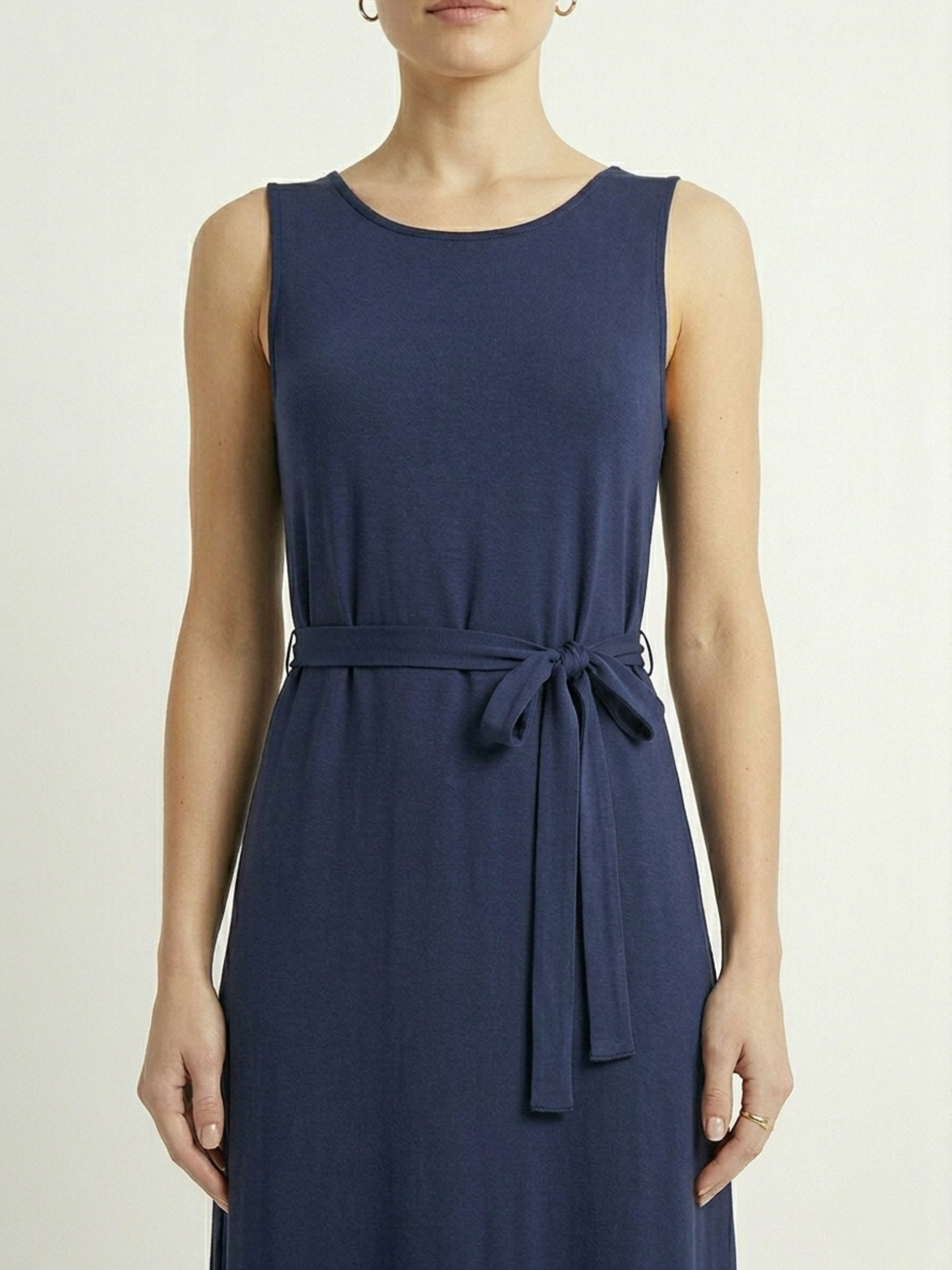 Vestido azul cuello redondo largo con cinto de tela ajustable