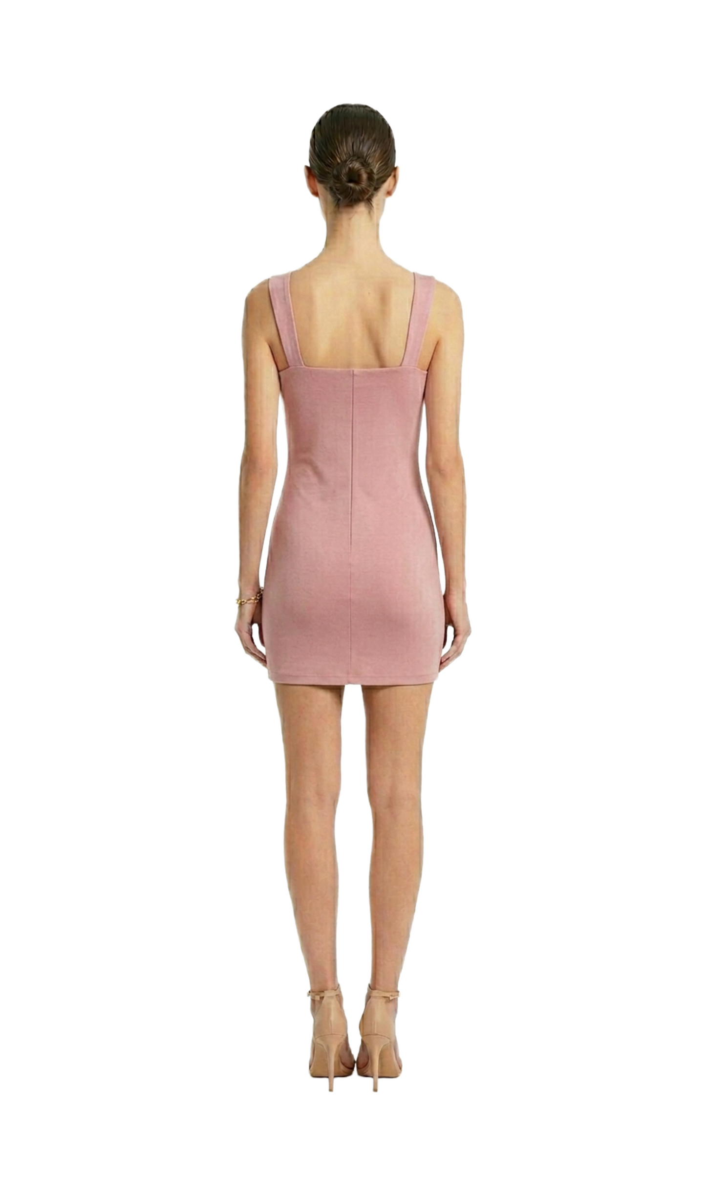 Vestido rosa con detalle de metal en un hombro, tipo mini