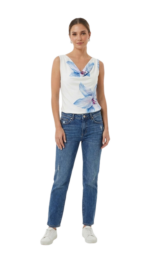 Blusa blanca con detalles de flor