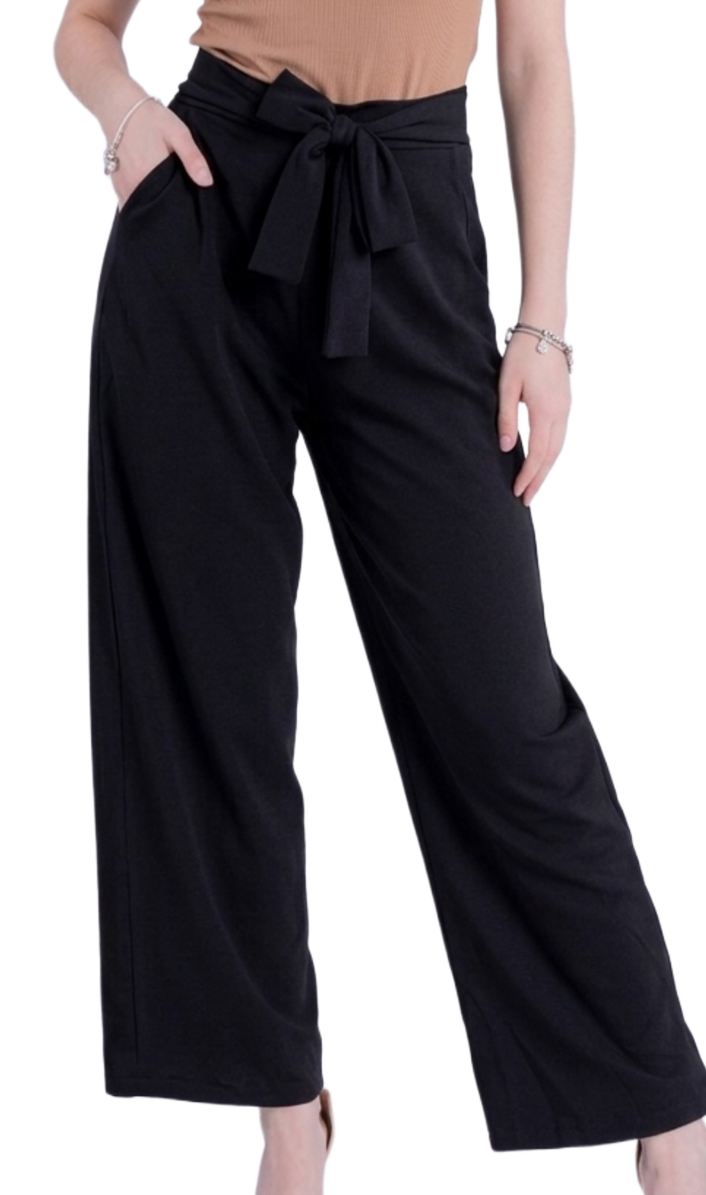 Pantalón con amarre en forma de cinturón