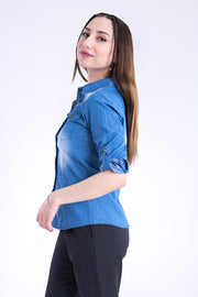Camisa tipo mezclilla con efecto deslavado