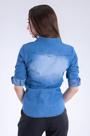 Camisa tipo mezclilla con efecto deslavado